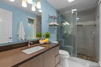 Primary En-suite Bathroom