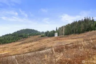 In summer, this transforms into a four-season playground. Step onto mountain-bike trails and hiking paths. Outdoor enthusiasts—this is your dream location.