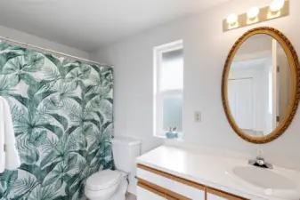 Apartment - full bath with tub-shower surround