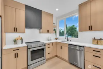 This multiple cooks, multi visitors design makes this kitchen the heart and soul of this home.