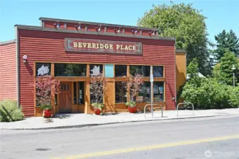 Want convenience? Look no further. The Morgan Junction neighborhood includes shopping & a range of dining options, all just steps from your front door (this local pub is famous for its Quiz Night).