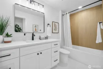 Upstairs hallway full bath