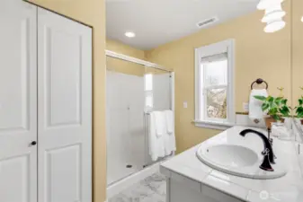 Primary bedroom has en-suite bathroom and linen closet.