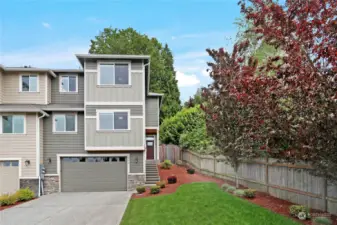 Conveniently located just a short drive from Downtown Everett, this well-appointed 3-bedroom, 2.5-bathroom condo offers all the comforts you need.