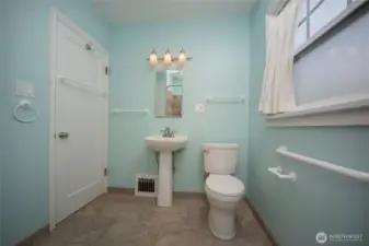Main level full bath