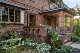 Backyard - view of covered porch & balcony off primary suite