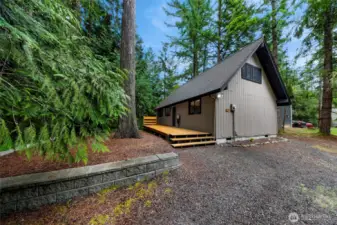 FEELS LIKE A TREEHOUSE 3 Bedroom- 1.5 Bath - Level Parking