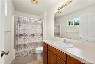 Full bathroom off bedroom #1