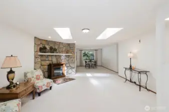 ~ Large Living ~ Perfect for Entertaining or Tranquility ~