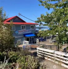 Close privately owned store & beach open to public