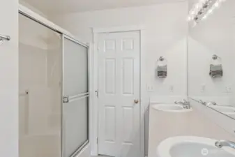Full bath in Primary