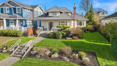Welcome to this historic North Everett Craftsman! Spacious front yard with covered front porch.