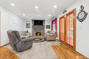 Family Room w/gas fp