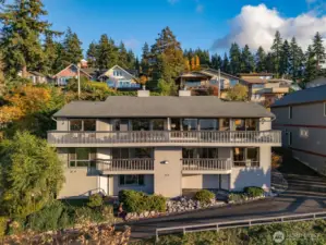 This condo is situated across from the trail down to Boulevard Park and is just a short walk to Fairhaven or Downtown Bellingham and the base of South Hill.