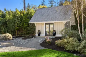 Adorable guest cottage with 3/4 bath and room for two twin beds