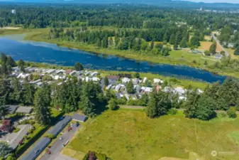 Set in a gorgeous Pacific Northwest location, this home offers stunning natural beauty and a tranquil environment.