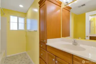 Hallway full bathroom with tub/shower and good-sized vanity with extra storage