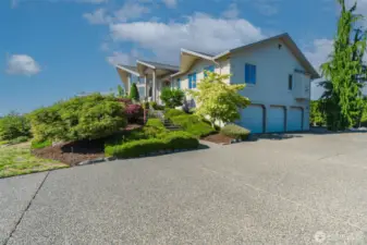 Striking exposed aggregate drive sets the tone as you arrive—ample space for guests, with a generous 3-car garage for all your storage needs.