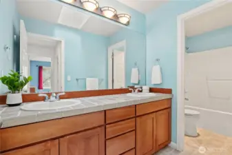 Upstairs Full bathroom