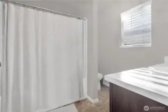 Upstairs kids/guest full bath.