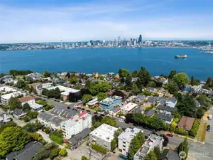 Fabulous N. Admiral location, just minutes from viewpoint parks, Salty's and all things Alki beach... Baywatch is the tall white building with red rooftops.