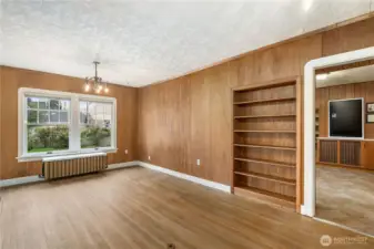 Spacious Dining Room/Bonus Room