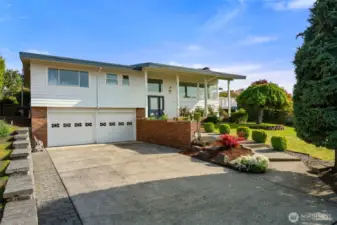 Deep driveway for guests