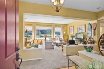Welcome home! Open floor plan with views to your outside oasis. Hardwood entry with NEW carpet 9' ceilings make it even larger and open.