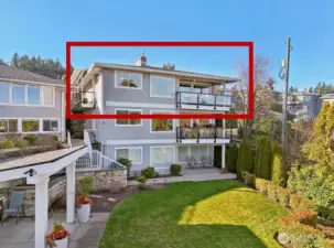 Only 2 steps to get to your top-floor condo. And if needed, a short ramp could easily be added.