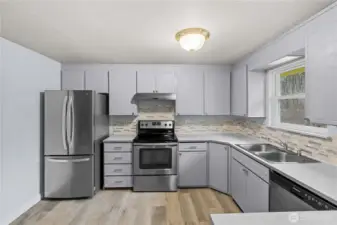 Kitchen w/ all appliances