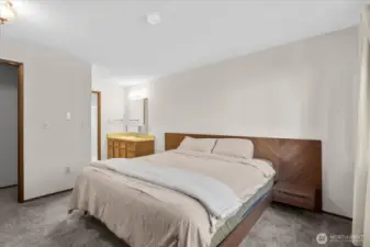 Primary connected to it's on ensuite.