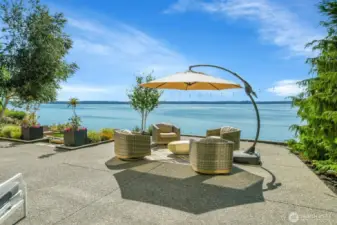 Many outdoor spaces - seating