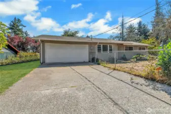 Front yard, left side of home has been photoshopped to be green!