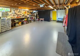 Huge garage w/room for work benches & storage