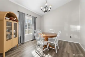 Formal dining room or flex space