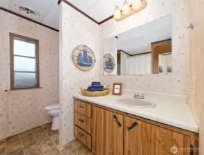 Main bedroom en suite bathroom.