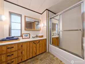 Second bath with tub