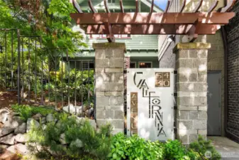 Well-established complex with great walkability to the Junction.