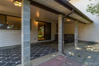 Covered Back Patio off Kitchen, Hot Tub Stays!