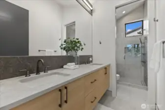 Primary bath off Primary bed