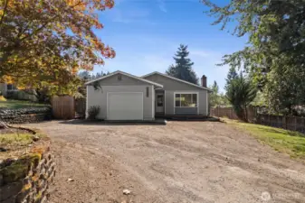 Excellent long-term value in a sought-after location! Solid structure, just needs your touches!