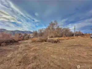 Lower property access to old homesite area