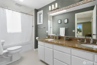 Spacious En suite primary bath