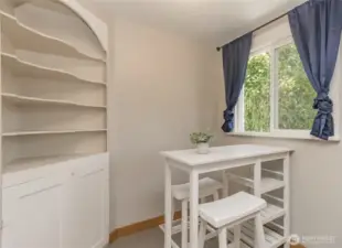 How cute is this eating area with the view of the yard??