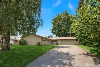 Welcome to this well maintained rambler on a large lot on a quiet flat street in Newcastle.