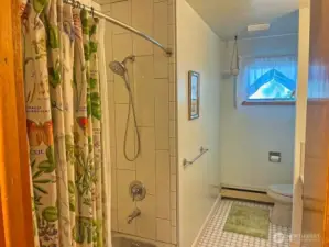 Bathroom. *Current photos unavailable due to tenancy restrictions.