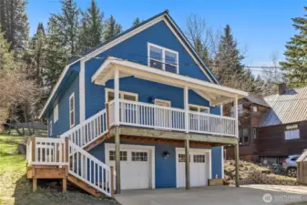 Come enjoy all the old charm of Roslyn with the benefits of a 2006 build! PLUS- 2 car insulated garage, AND a heated driveway!