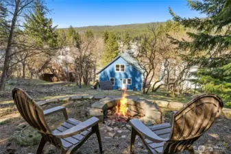 Imagine spending a day at the Farmer's Market or taking in a movie at the Roslyn Theater, then coming home to your peaceful private backyard!