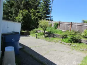 GREAT SOUTHERN EXPOSURE, FULLY FENCED FOR A PET TO ACCESS FROM UTILITY ROOM DOOR.