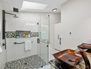 Primary en-suite with custom tile shower